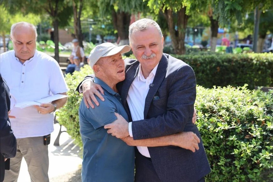 Yunusemre Belediye Başkanı Semih Balaban İzmir Caddesi’nde esnafla bir araya geldi