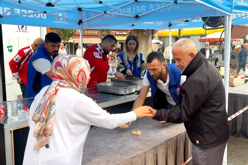 Düzce Belediyesi’nden Gaziler Günü etkinliği kapsamında 1500 kişilik lokma ikramı