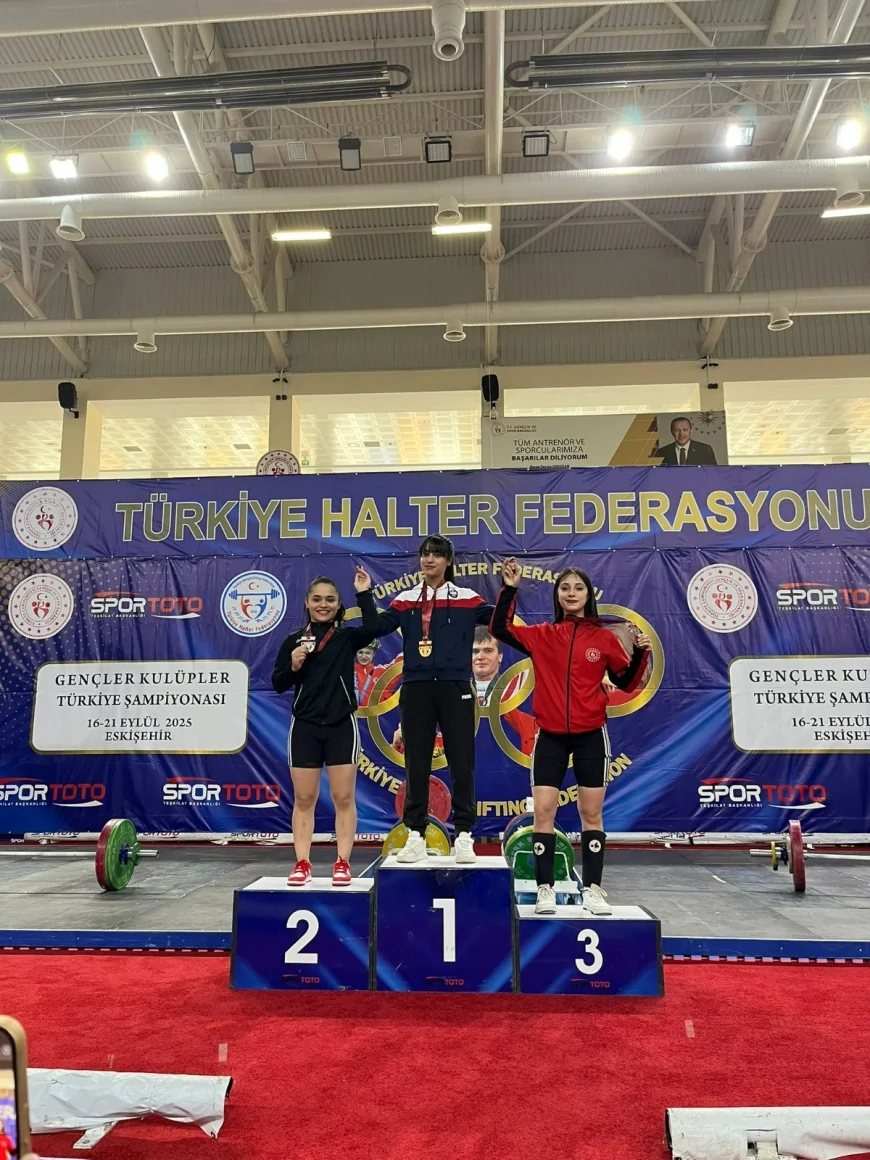 Düzce Belediyesi Spor Akademisi sporcusu Yağmur Melek Şahin halterde Türkiye ikincisi oldu