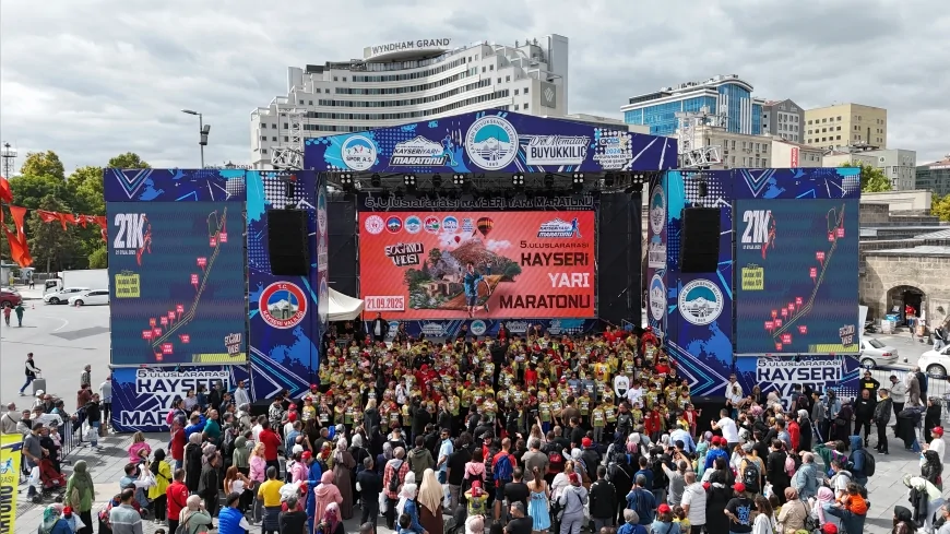 Kayseri’de Çocuk Maratonu ve Baby Run etkinlikleri yarı maraton öncesi renkli görüntülere sahne oldu