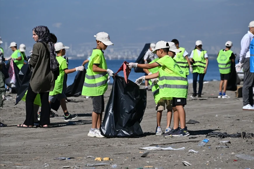 Mersin’de Dünya Temizlik Günü’nde sahiller torbalarca çöpten arındırıldı