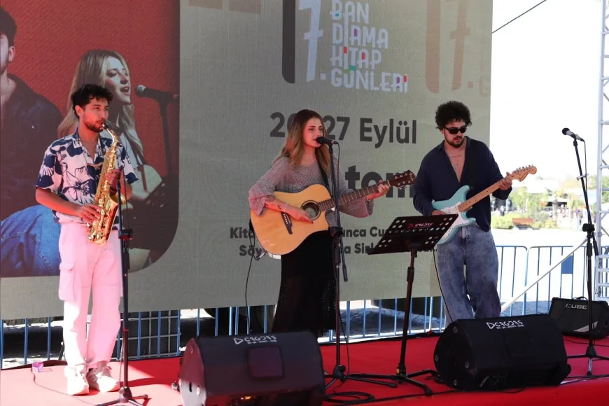 Bandırma 7. Kitap Günleri başladı: Edebiyat, sanat ve müzik Cumhuriyet Meydanı’nda buluştu