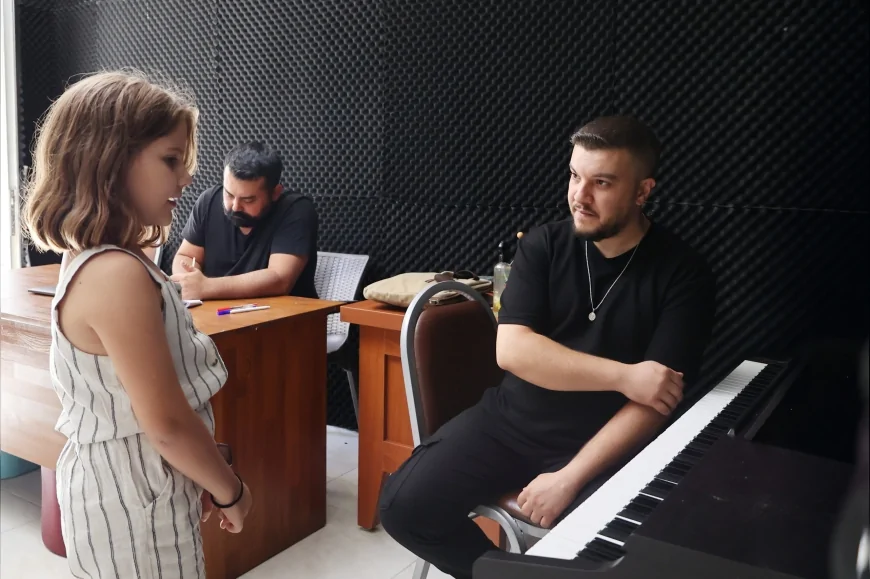 Efeler Belediyesi Müzik Akademisi seçmelerinde yüzlerce aday sahneye çıkarak yeteneklerini sergiledi