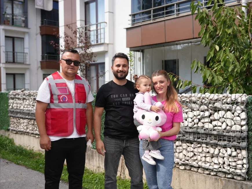 Düzce’de çöp kamyonunu her gün heyecanla bekleyen 2 yaşındaki Melisa’ya temizlik ekiplerinden sürpriz hediye