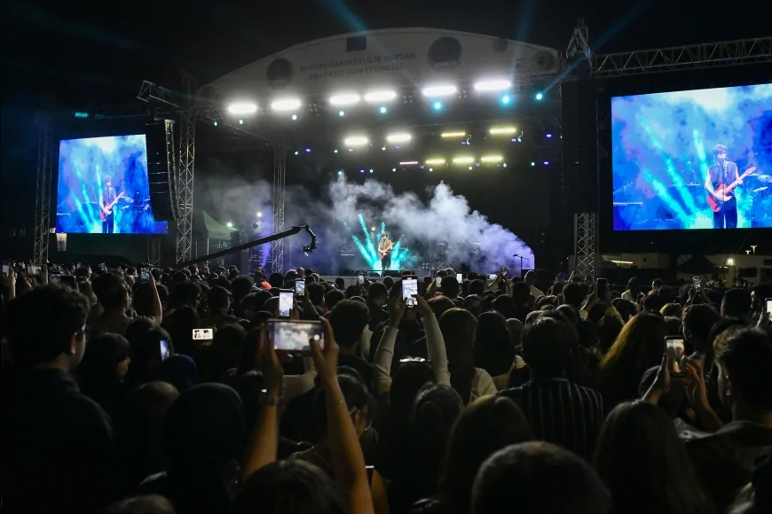 Avrupa Hareketlilik Haftası’nda Ankara’da rock rüzgârı: Binlerce genç Adamlar ve Mavi Gri konserinde buluştu