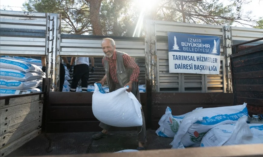 İzmir Büyükşehir Belediyesi yangından etkilenen üreticilere 40 ton yem desteği sağladı