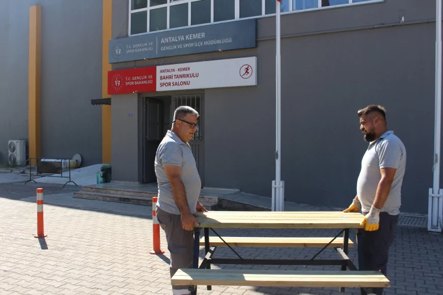Antalya Büyükşehir’den okullara, camilere ve mahallelere bank ile piknik masası desteği