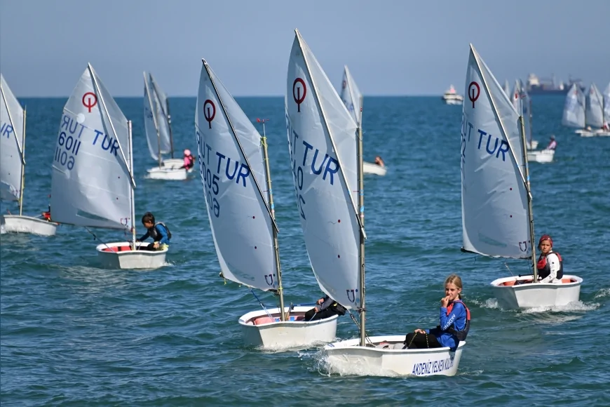2025 Anadolu Yelken Ligi Mersin’de tamamlandı, genç sporcular ödüllerini aldı