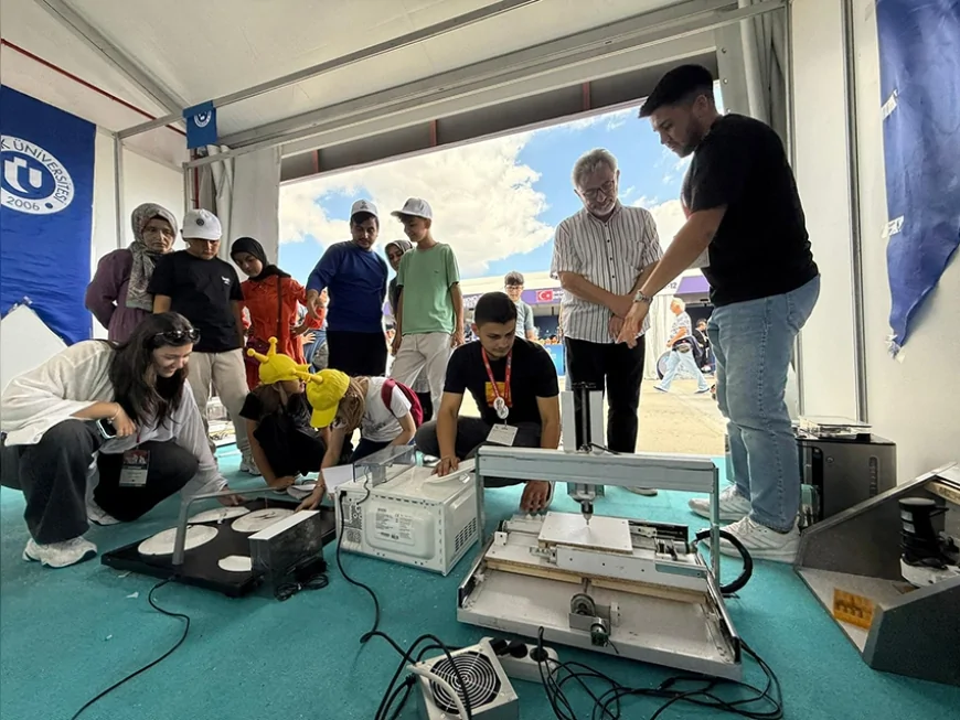 Uşak Üniversitesi TEKNOFEST 2025’te projelerini tanıttı, geri dönüşüm ürünleri yoğun ilgi gördü