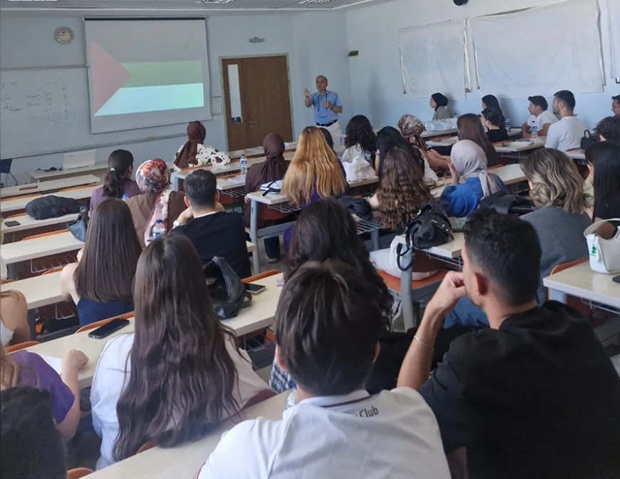Uşak Üniversitesi Rektörü Prof. Dr. Ekrem Savaş: "Gazze tüm insanlığın gözleri önünde yok ediliyor"