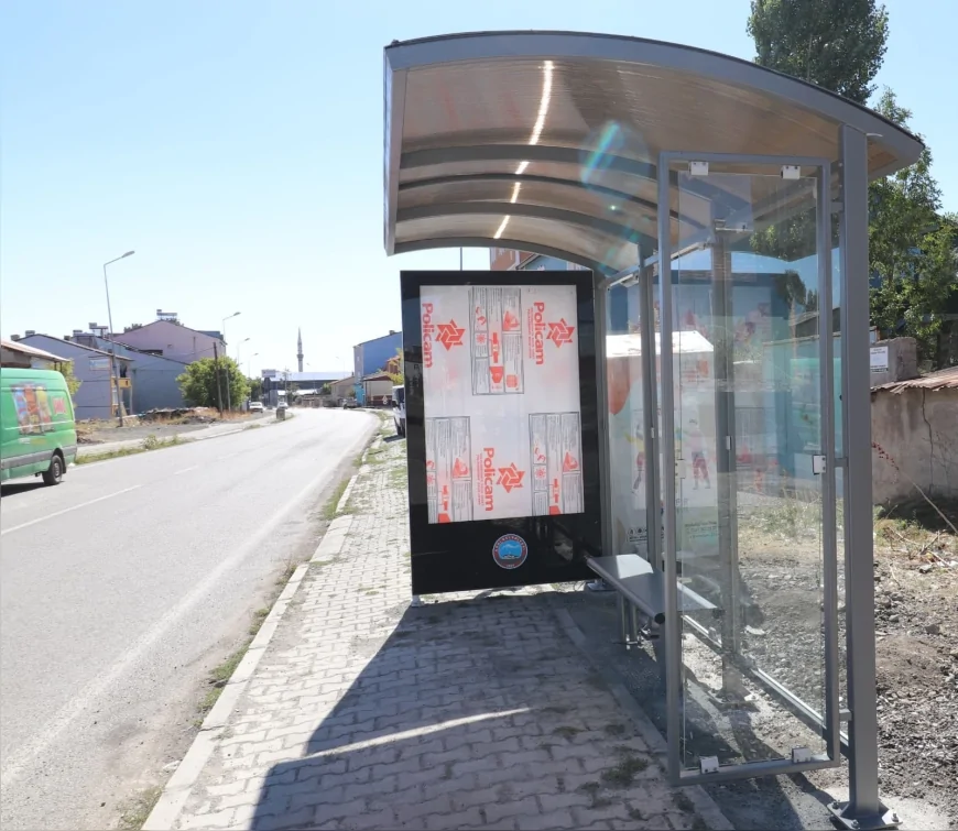 Ağrı Belediyesi kent genelinde yeni yolcu bekleme duraklarının yapımına başladı