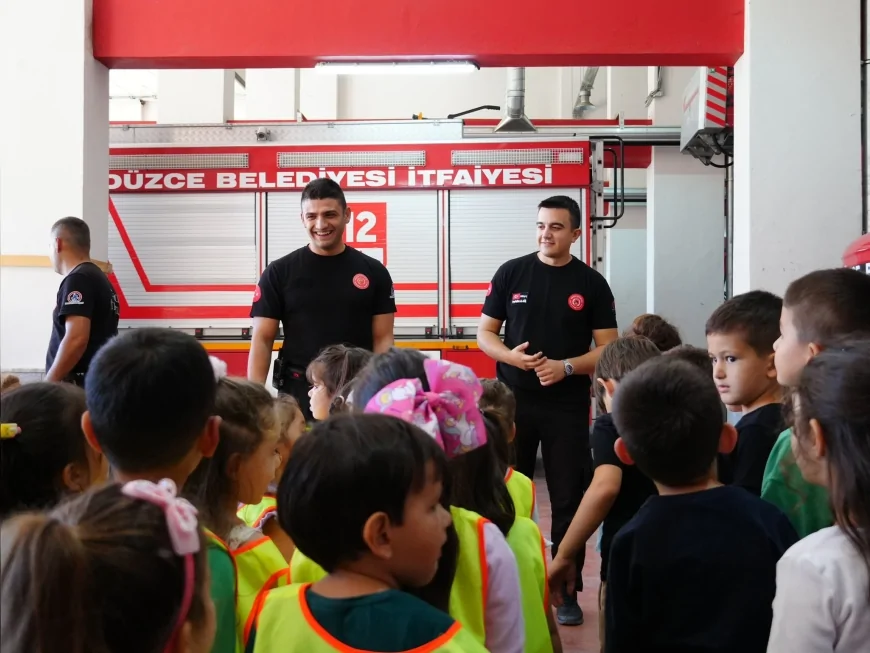 Düzce’de minikler itfaiye yerleşkesini gezdi, gönüllü itfaiyeci oldu