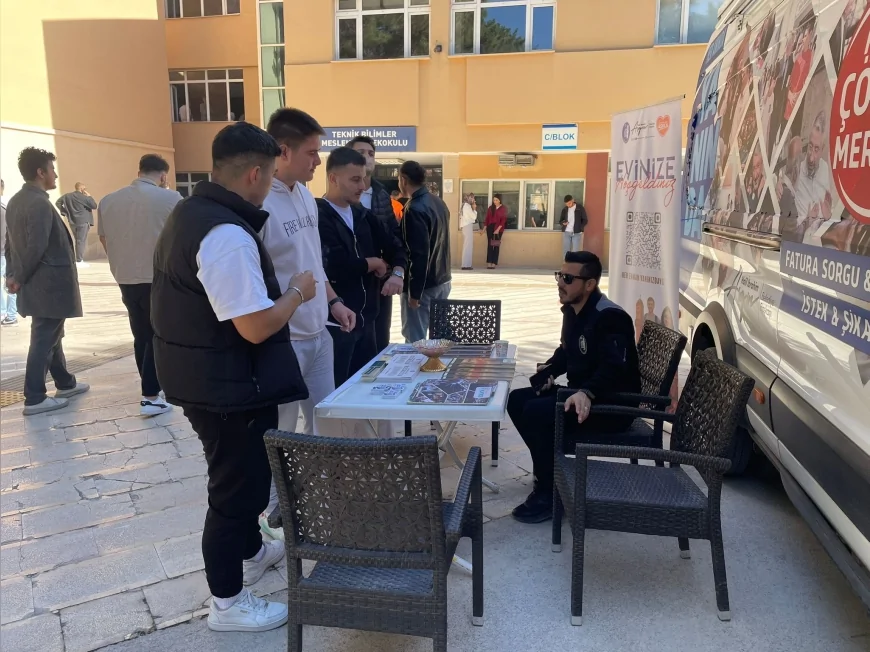 Çorum Belediyesi, üniversite öğrencilerini kampüslerde bilgilendirme stantlarıyla karşılıyor