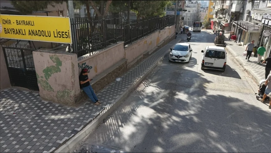 Bayraklı Belediyesi 10 bini aşkın metrekarelik yol ve kaldırım yenileme çalışması yürütüyor