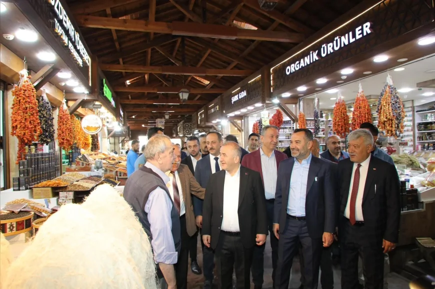 Elazığ Valisi Numan Hatipoğlu ve Belediye Başkanı Şahin Şerifoğulları, tarihi çarşılarda esnafları ziyaret etti