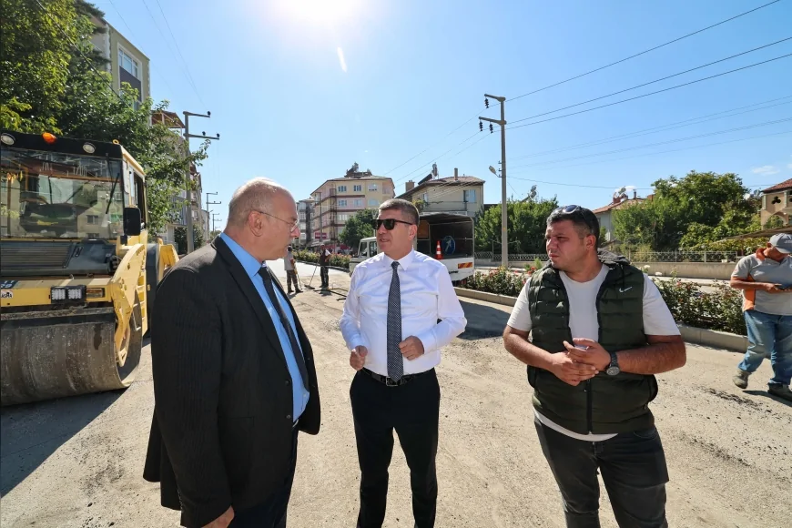 Burdur Belediye Başkanı Ali Orkun Ercengiz, Boyacıoğlu Caddesi’ndeki asfalt yenileme çalışmalarını inceledi