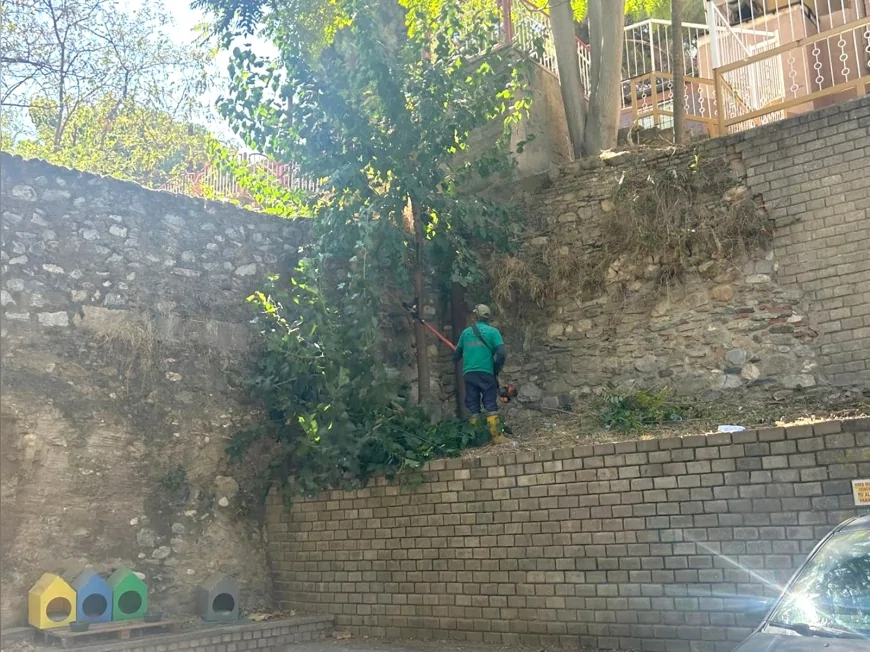 Efeler Belediyesi tarihi surlarda temizlik ve çevre düzenleme çalışması başlattı