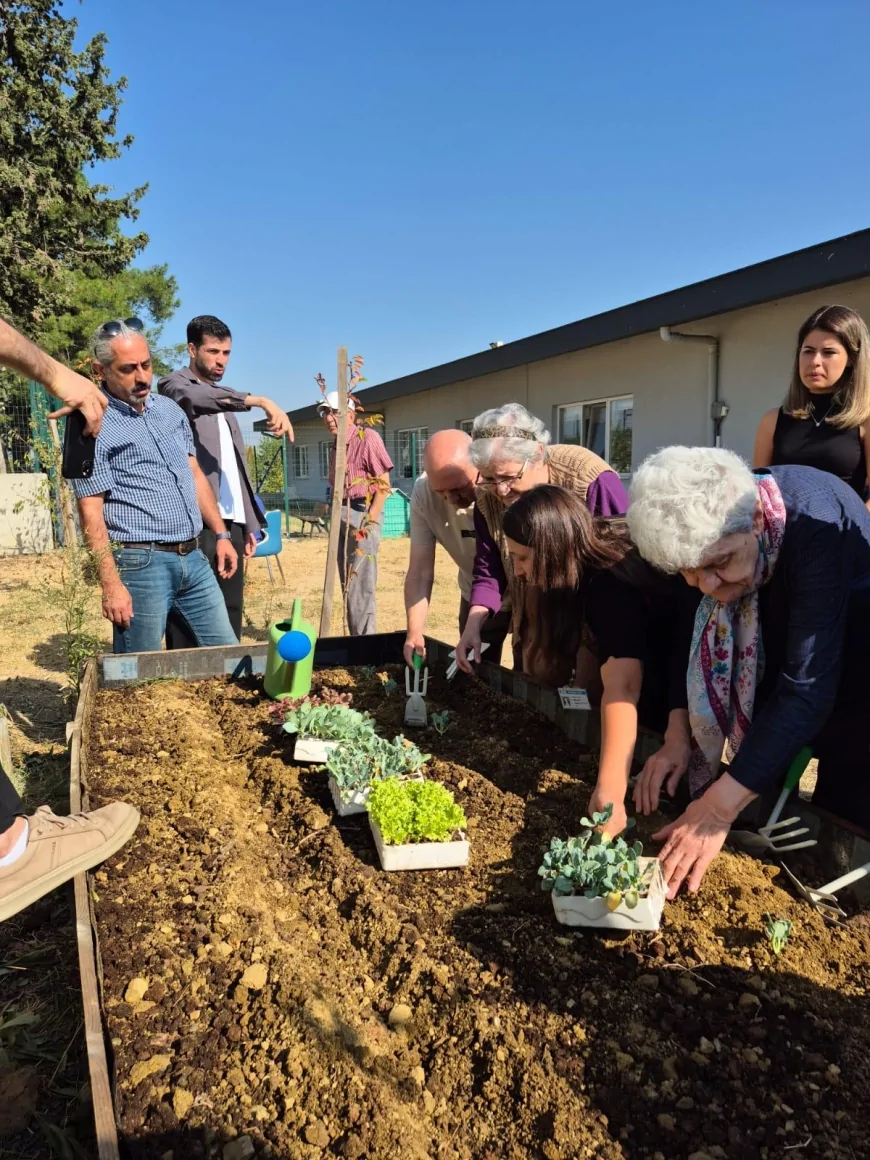 Nilüfer’de Alzheimer farkındalığı için konuk evi sakinleri fidelerle umut yeşertti