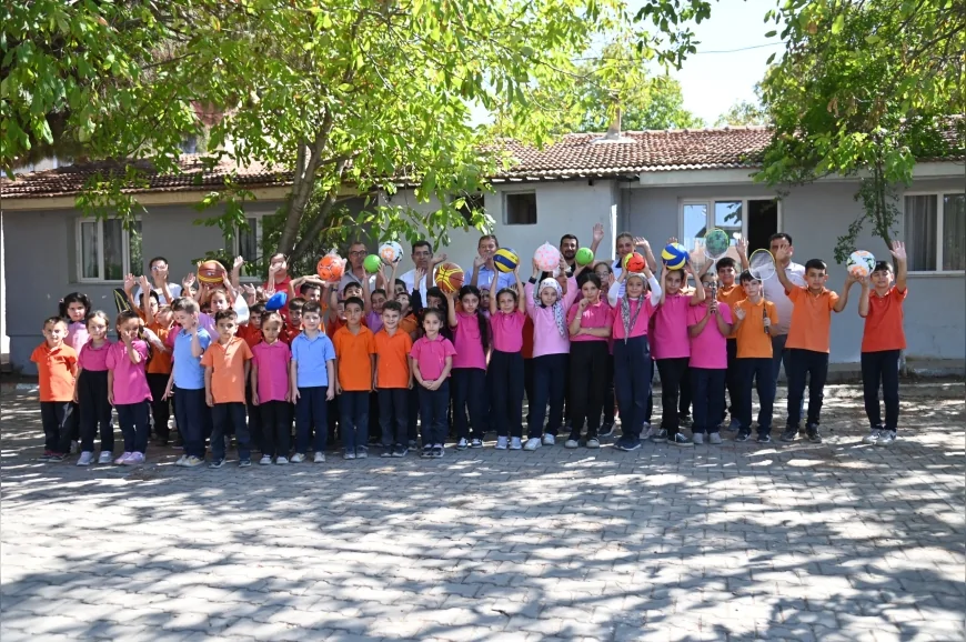 Manisa Büyükşehir Belediye Başkanı Besim Dutlulu: "Spor malzemesi desteğini tüm ilçelerde öğrencilerimize ulaştıracağız"