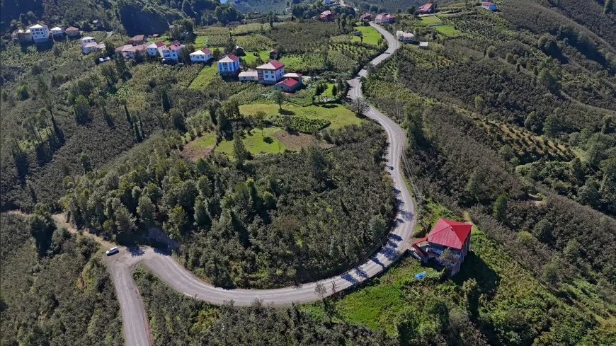 Ordu Gürgentepe’de 13 kilometrelik grup yolunda asfalt çalışmaları sürüyor