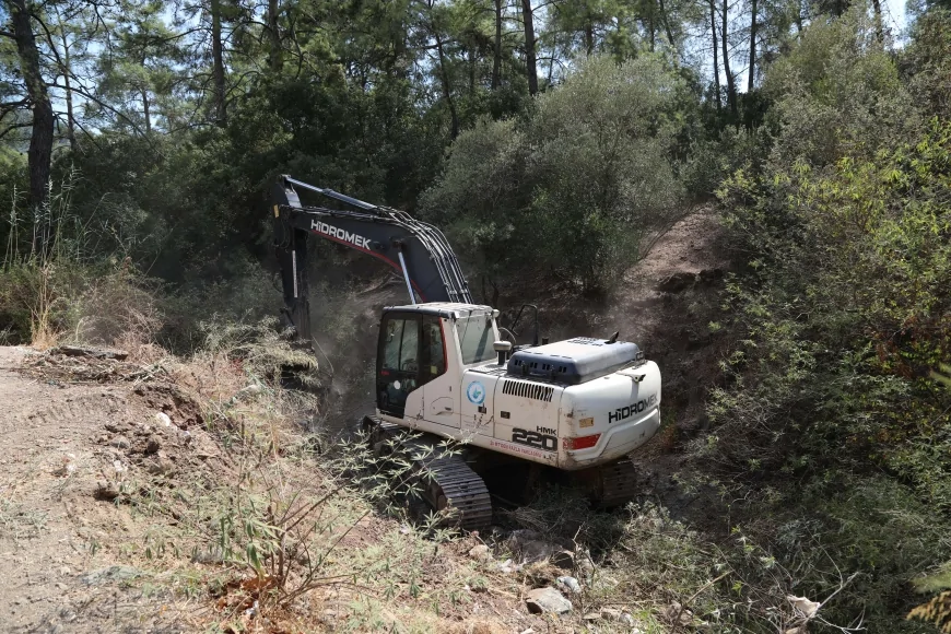 Marmaris’te dere yatağında kapsamlı temizlik başlatıldı, atıklar tek tek çıkarılıyor