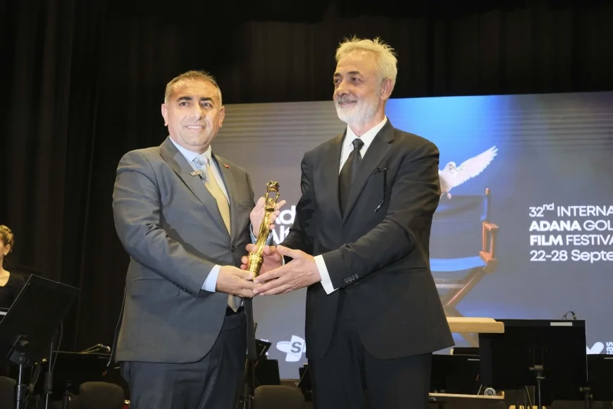 Mehmet Aslantuğ ve Meral Orhonsay’a Altın Koza Onur Ödülleri verildi, törende Zeydan Karalar’a selam gönderildi