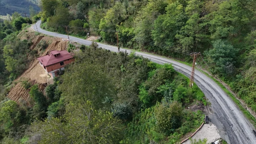 Ordu’nun Perşembe ilçesinde üç mahalleyi birbirine bağlayan yol asfaltla buluşuyor