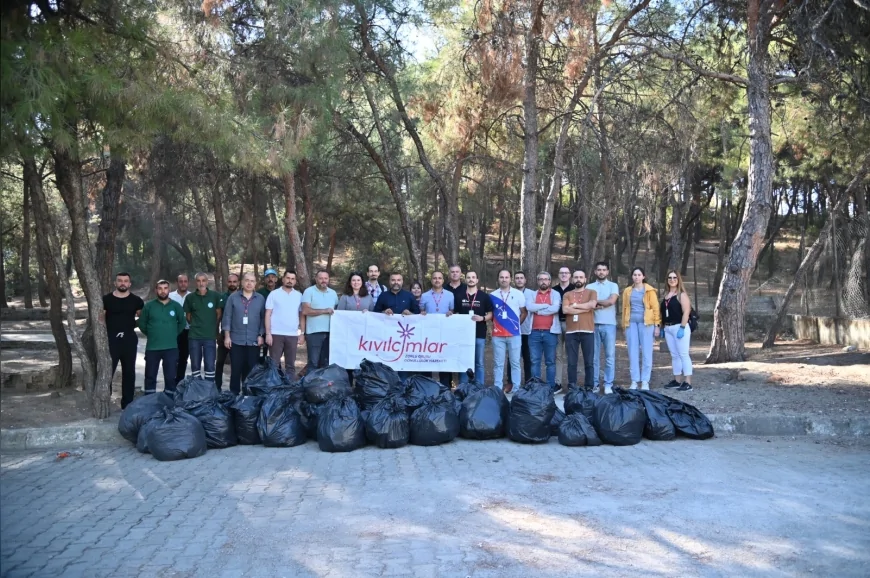 Manisa’da belediye ve Vestel gönüllüleri Çiftlik Park’ta 40 torba çöp toplayarak çevre temizliği yaptı