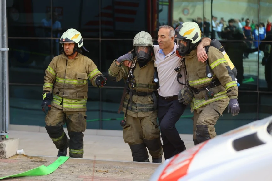 Karabağlar’da yangın tatbikatı: Çatıdan kurtarma sahnesi gerçeği aratmadı