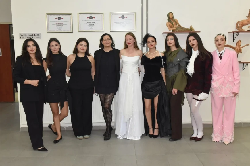 Ege Üniversitesi öğrencilerinden edebiyat karakterlerini modayla buluşturan defile