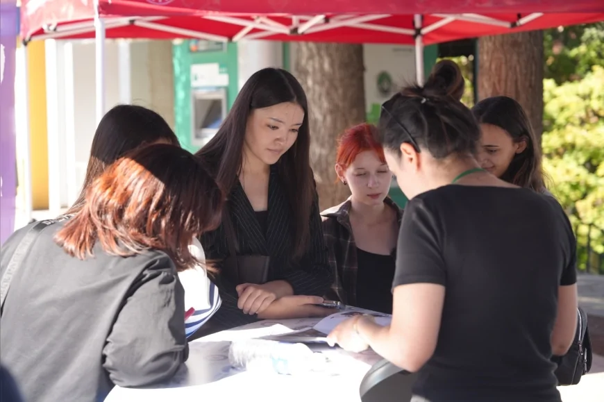 Eskişehir’de üniversiteye başlayan öğrencilere Büyükşehir’den bilgilendirici karşılama stantları