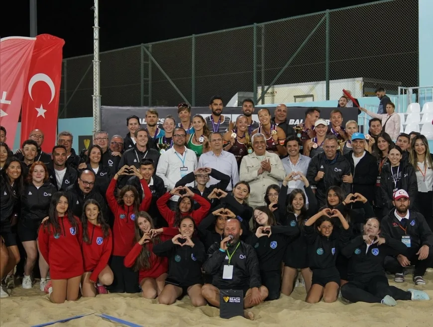 Plaj Voleybolu Erkek Milli Takımı tarihte ilk kez dünya turunda şampiyonluğa ulaştı