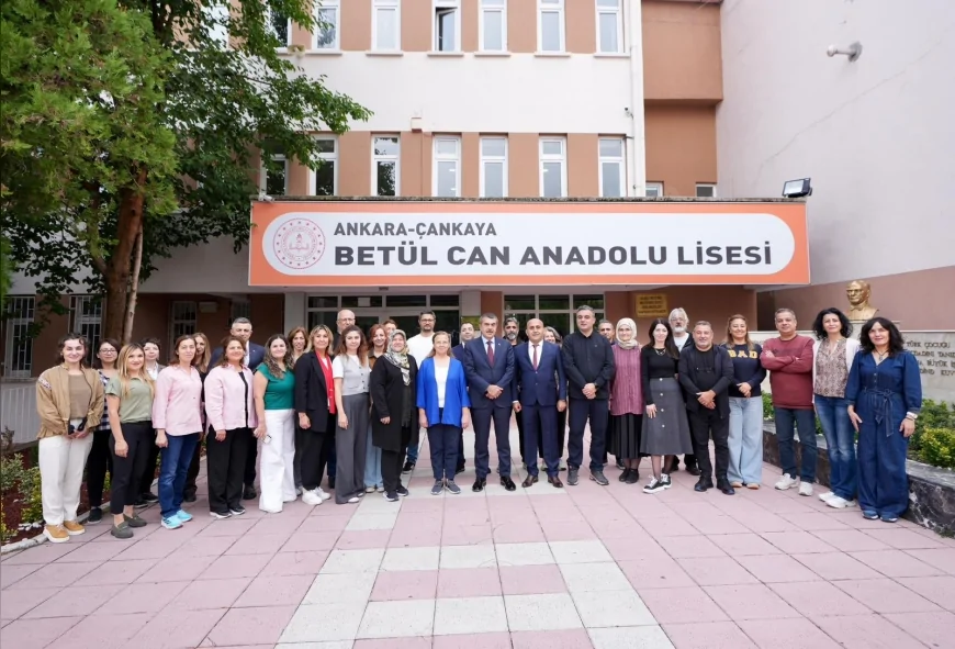 Milli Eğitim Bakanı Yusuf Tekin, öğrencinin daveti üzerine Betül Can Anadolu Lisesini ziyaret etti