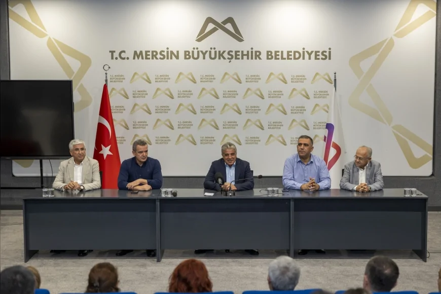 Mersin Büyükşehir’de görevde yükselen 22 memura plaket ve teşekkür belgeleri verildi