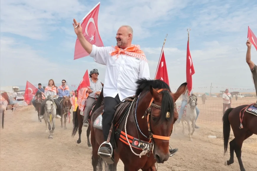 Menemen’de 11. Geleneksel Rahvan At Yarışları şölen havasında gerçekleşti, 184 at kıyasıya mücadele etti