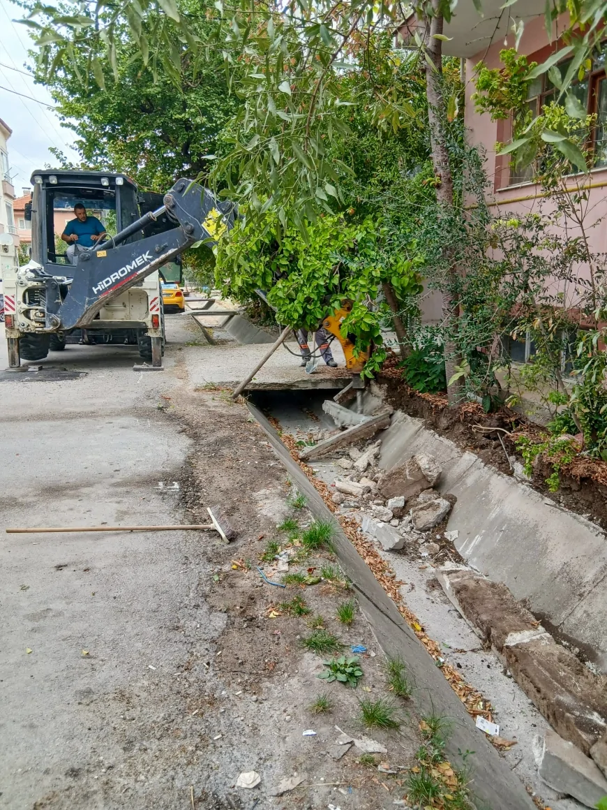 Burdur Yeni Mahalle Kapanlı Caddesi’nde yarım asırlık açık kanal sorunu çözülüyor
