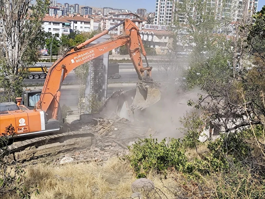 Pursaklar’da metruk yapılar tek tek yıkılıyor, ilçe güvenli yaşam alanlarına kavuşuyor