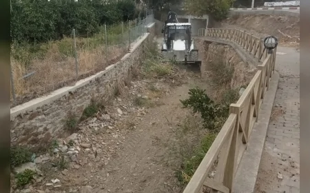 Menderes’te dere yatakları ve kanallar temizlendi, kış öncesi taşkın riskine karşı önlem alındı