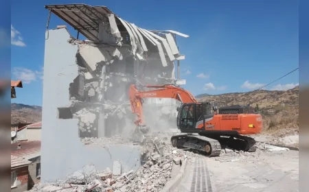 Bayraklı Belediye Başkanı İrfan Önal: "Kaçak yapılara karşı yıkım ve denetimler sürecek"