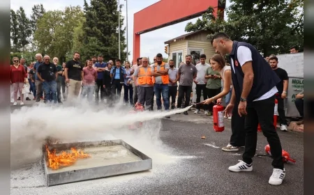 Antalya Büyükşehir Belediyesi personeline yangın eğitimi ve uygulamalı tatbikat düzenlendi