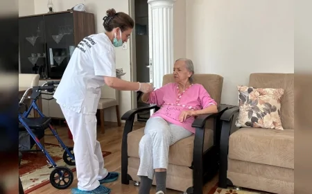 Kuşadası Belediyesi, 1 Ekim Dünya Yaşlılar Günü’nde evde bakım hizmetiyle yaşlıların yanında oldu