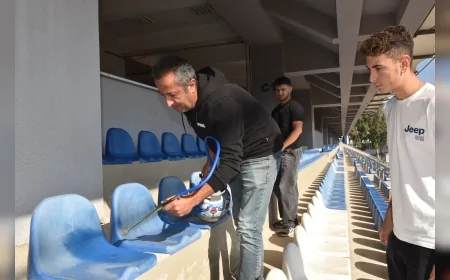 EÜ Bayındır MYO öğrencileri 20 Mayıs Stadını yeni sezona hazırladı, çim bakımında uygulamalı eğitim aldı