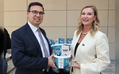 Nilüfer Belediyesi 4 Ekim öncesi hayvan haklarına dikkat çekti, meclis üyelerine mama dağıtıldı