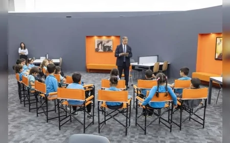 İzmir Büyükşehir Belediye Başkanı Cemil Tugay çocuklara kütüphanede hikaye okudu