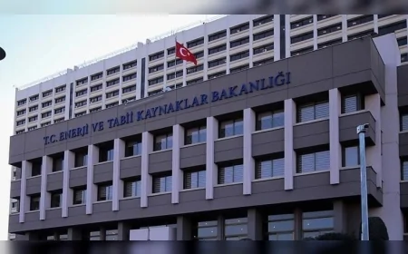 Enerji ve Tabii Kaynaklar Bakanlığı ile TEİAŞ, Dubai’de Emirates Energy Award’da ödül aldı