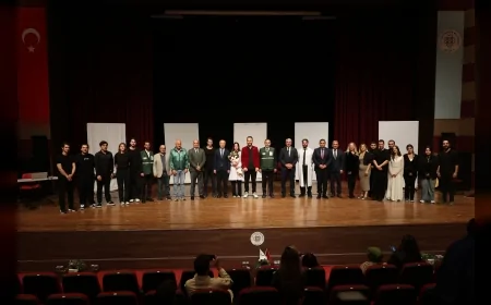 Muğla’da “Umut” tiyatro oyunu bağımlılıkla mücadele için sahnelendi, gençlere sanatla farkındalık mesajı verildi