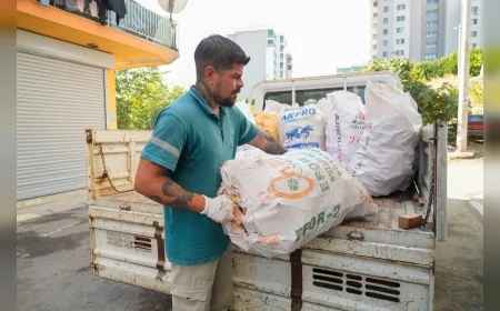 Gaziemir Belediyesi ihtiyaç sahiplerine budama odunları ve ahşap atölyesi atıklarıyla kış desteği sağlıyor