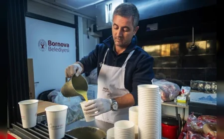 Bornova Belediyesi soğuk sabahlarda her gün 1000 kişiye sıcak çorba ikramına başladı