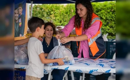 Kuşadası Belediyesi, ihtiyaç sahibi öğrencilerin beslenme çantalarını üçüncü haftada da dolduruyor