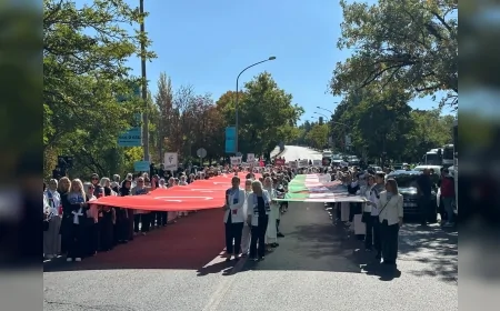 Ankara’da “Gazze İçin Sessiz Çığlık” etkinliğinde kadınlar el ele vererek İsrail Büyükelçiliği önünde Filistin’e destek zinciri oluşturdu